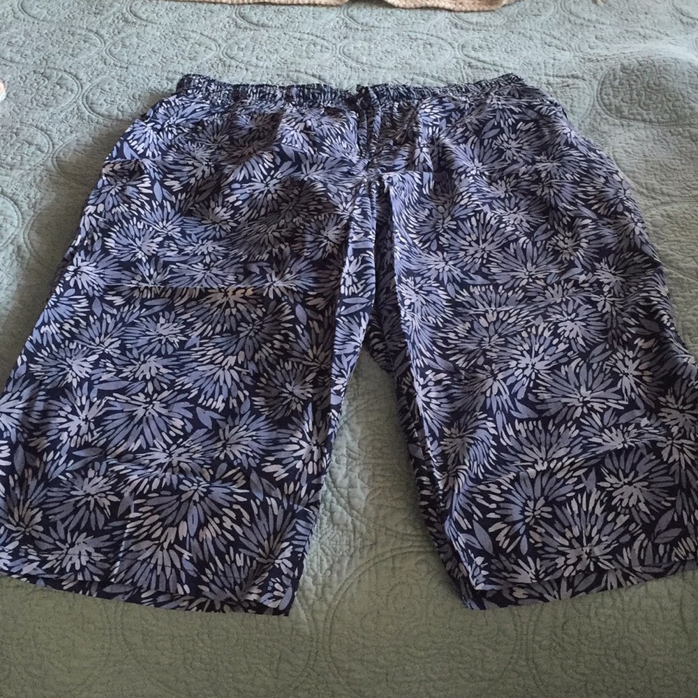 Comfort waist crops, NWT.